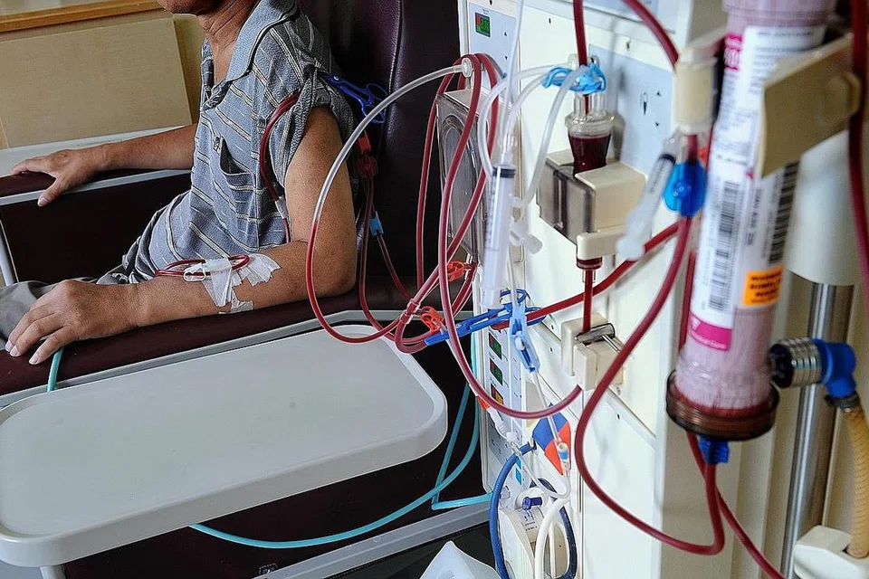 TIDAK SEDAR BERPENYAKIT: Seorang pesakit diabetes menjalani rawatan dialisis bagi penyakit ginjal. Di Singapura, dianggarkan 400,000 orang berusia 18 tahun ke atas menghidap diabetes dan hampir separuh daripada mereka tidak mengetahuinya. Sekiranya tiada sesuatu dilakukan, jumlah pesakit diabetes di sini dianggarkan meningkat kepada 1,000,000 pada 2050. - Foto fail