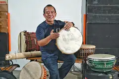 TURUNKAN KEMAHIRAN: Pengasas bersama dan pengarah eksekutif kumpulan genderang yang menggunakan alat muzik tradisional Melayu, Nadi Singapura, Encik Yaziz Hassan, meletakkan syarat pemain yang merosakkan rebana atau jidur perlu membaikinya sendiri supaya mereka tahu cara membaiki alat-alat muzik tradisional Melayu itu. 