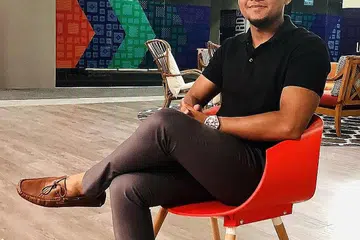 GILAP PERSEMBAHAN: Wira sebagai penyanyi baru yang melancarkan single 'Bangkit Bersinar' hari ini mengharapkan dirinya lebih yakin dalam memperhalusi teknik persembahan. - Foto BH oleh HARYANI ISMAIL
