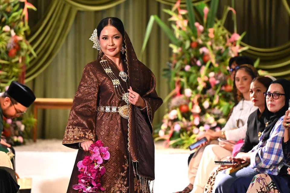 Putih Bridal menampilkan busana songket yang berakar pada rekaan Melayu tradisional, dengan sentuhan sulaman, manik dan mutiara yang digunakan secara teliti agar motif tenunan songket kekal menyerlah.