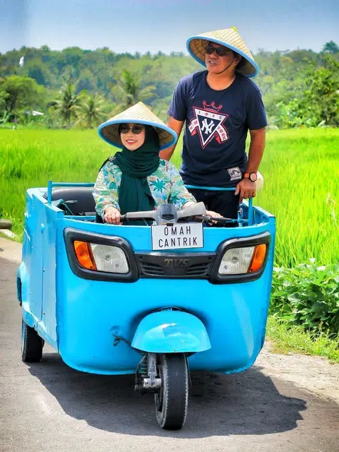 Rafaat Hamzah bersama isterinya, Cik Alisa Abu Bakar, menghabiskan banyak waktu bersama di Yogyakarta, Indonesia, tempat mereka bermastautin sekarang.