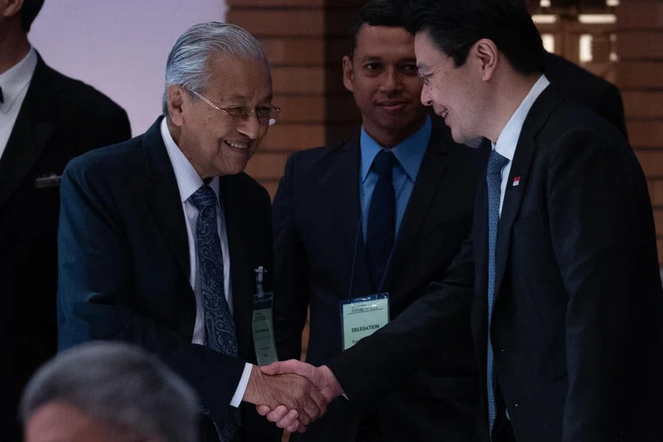 Encik Sufi Yusof (tengah), yang juga Pegawai Khas kepada Tun Dr Mahathir Mohamad (kiri), mengiringi majikannya dalam satu acara bersama pemimpin Singapura yang ketika itu Timbalan Perdana Menteri, Encik Lawrence Wong, sekitar 2022.