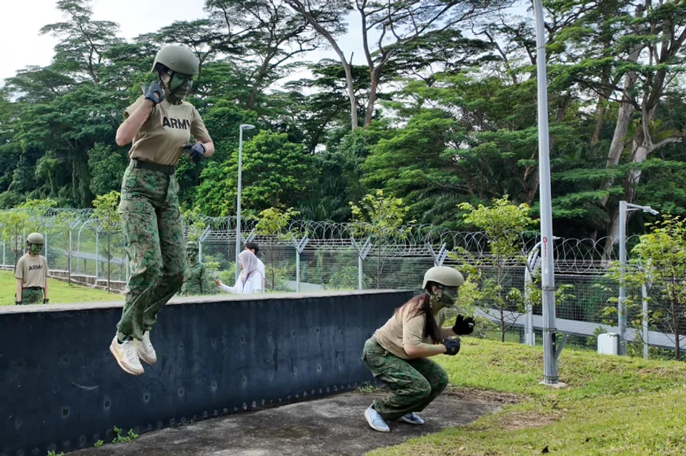 Balapan berhalang standard, atau ‘Standard Obstacle Course’ (SOC), yang menguji ketahanan fizikal dan mental seseorang individu. Latihan itu bertujuan membina kelincahan, daya tahan dan semangat berpasukan, dan lazimnya perlu diselesaikan dalam had masa sambil memakai peralatan penuh.