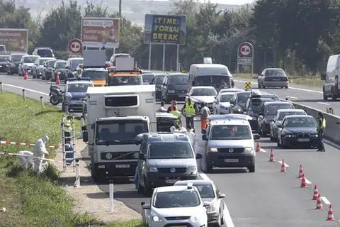 'TRAK MAYAT': Trak dengan nama syarikat penternak ayam Slovakia dengan nombor pendaftaran Hungary ditemui ditinggalkan di lebuh raya dekat sempadan Slovakia dan Hungary kelmarin. - Foto REUTERS