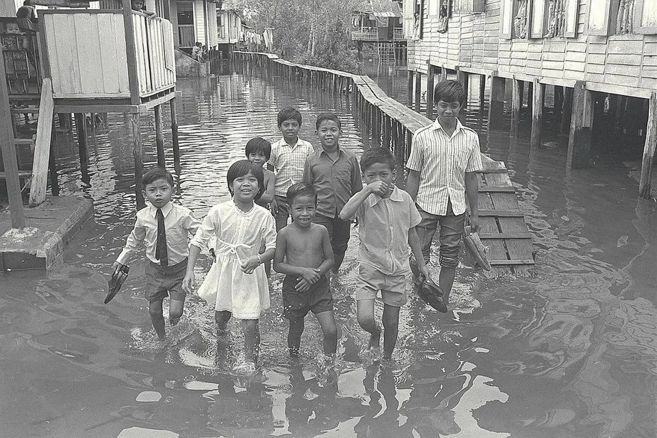 NOSTALGIA: Tahun 1970-an - BANJIR TAK HAMBAT SEMANGAT RAYA Sekumpulan kanak-kanak dari Kampung Sungai Mandai Kecil ini seronok bermain air semasa banjir melanda sambutan Raya pada 1971. 