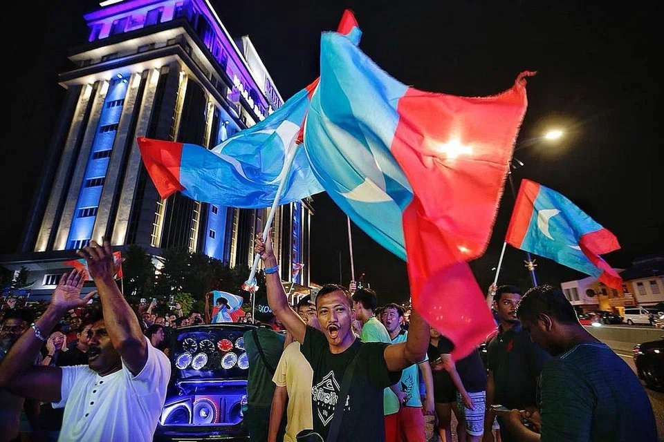 RAIKAN KEMENANGAN: Penyokong Pakatan Harapan (PH) meraikan kemangan di luar Majlis Bandaraya Iskandar Puteri, Johor Baru, awal pagi kelmarin. Johor, merupakan negeri kelahiran Umno. - Foto BH oleh KEVIN LIM
