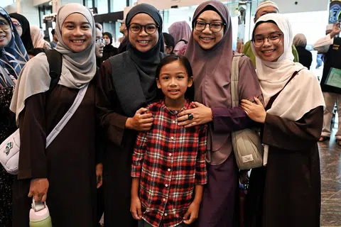Cik Mastura Ahmad (dua dari kanan) bergambar bersama empat puterinya (dari kiri) Nurul Athirah Muhamad Shukran; Nurul Fatin; Nurul Izzaty dan Nurul Dinah (kanan) sebelum berangkat untuk menunaikan ibadah Haji. 