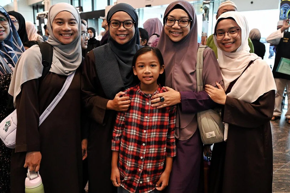 Cik Mastura Ahmad (dua dari kanan) bergambar bersama empat puterinya (dari kiri) Nurul Athirah Muhamad Shukran; Nurul Fatin; Nurul Izzaty dan Nurul Dinah (kanan) sebelum berangkat untuk menunaikan ibadah Haji. 