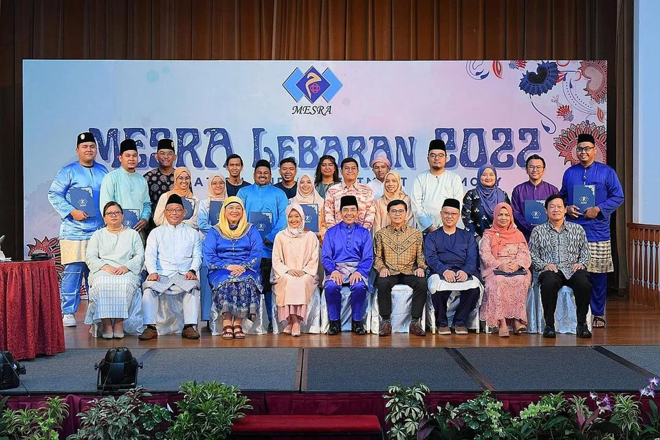 SAMBUTAN MERIAH: Majlis Mesra Lebaran turut dihadiri Menteri Kedua (Pendidikan merangkap Ehwal Luar), Dr Mohamad Maliki Osman (duduk, lima dari kanan) dan Setiausaha Parlimen (Perhubungan dan Penerangan merangkap Kesihatan), Cik Rahayu Mahzam (duduk, enam dari kanan). - Foto PA MESRA