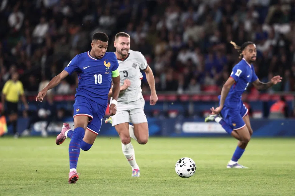 Penyerang Perancis, Kylian Mbappe (kiri) berebut bole dengan pemain Iceland, Sverrir Ingason (tengah) ketika perlawanan antara kedua-dua negara pada 9 September. Mbappe dan Barcola (kanan) menjaringkan dua gol dalam kemenangan 2-1 ke atas Iceland. 