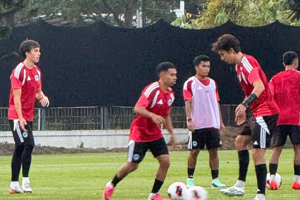 Pemain sayap Singa, Farhan Zulkifli (dua dari kiri), menarik perhatian penyokong Singa, Faizal Zain, dengan prestasi baiknya di dalam padang.