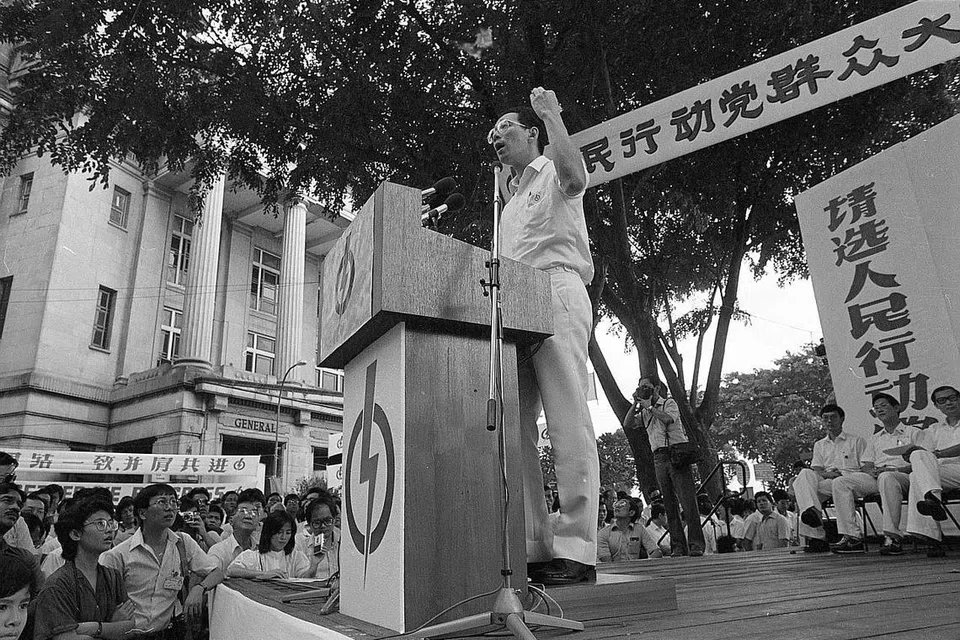 Encik Lee berucap di Fullerton Square pada Disember 1984. - Foto fail