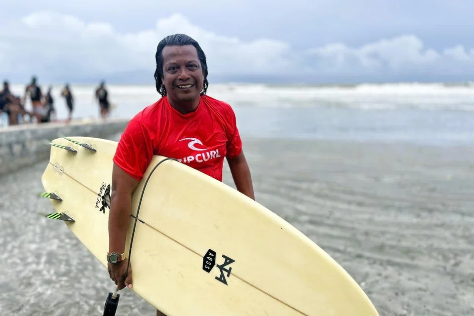 Pengurus pasukan bagi atlet papan luncur Singapura, Encik Haridzal Arshat, 46 tahun.