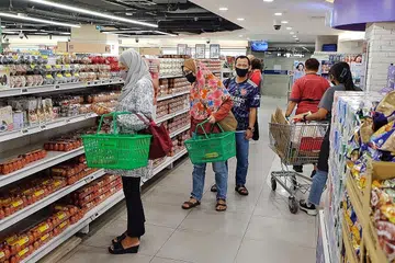 TARIK PELANGGAN MUSIM PERAYAAN: Pasar raya FairPrice mengadakan promosi khas diskaun hingga 50 peratus bagi produknya dan memperluas produk halal hingga hampir 7,800 produk sebagai langkah tarik pelanggan yang bakal menyambut Hari Raya. - Foto BH oleh KHALID BABA