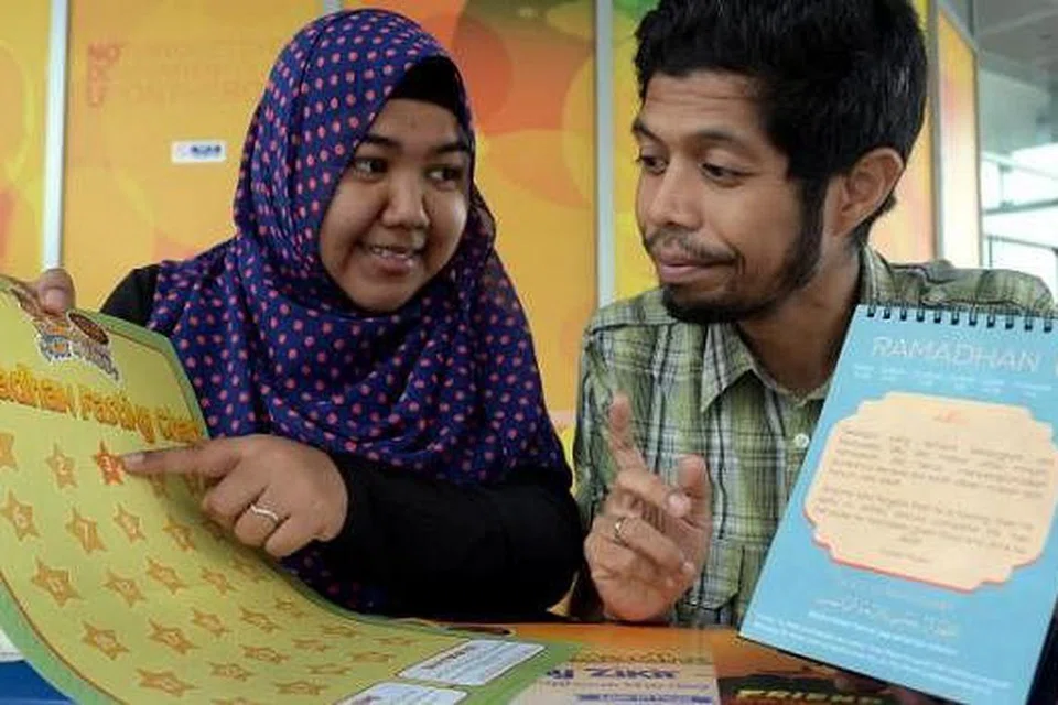 Wan and Zee with their first 2 Islamic products; Ramadhan Calendar and Ramadhan Kit 4 Kids