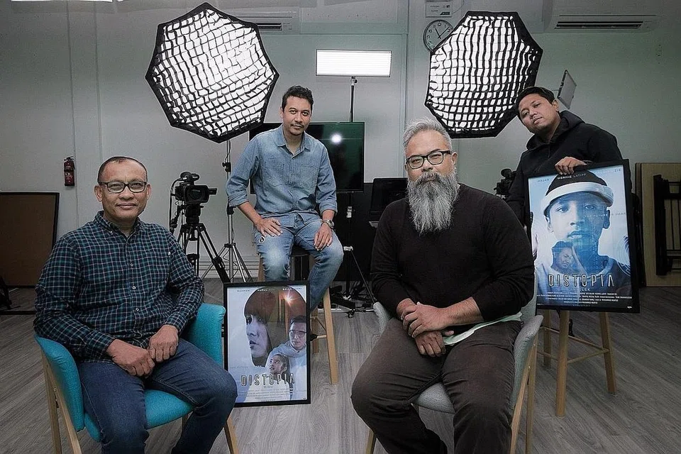 GAGAHI PENGALAMAN BARU: Di sebalik segala ujian prop canggih dan lokasi futuristik yang dihadapi, pasukan penerbitan Konxepz Productions, (dari kiri) Salleh Abdul Samad, Yane Shaharuddin, Muhammad Mahfuz Mazlan dan Iskandar Ramli teruja perkenalkan drama cereka sains 'Distopia'. - Foto BH oleh GAVIN FOO