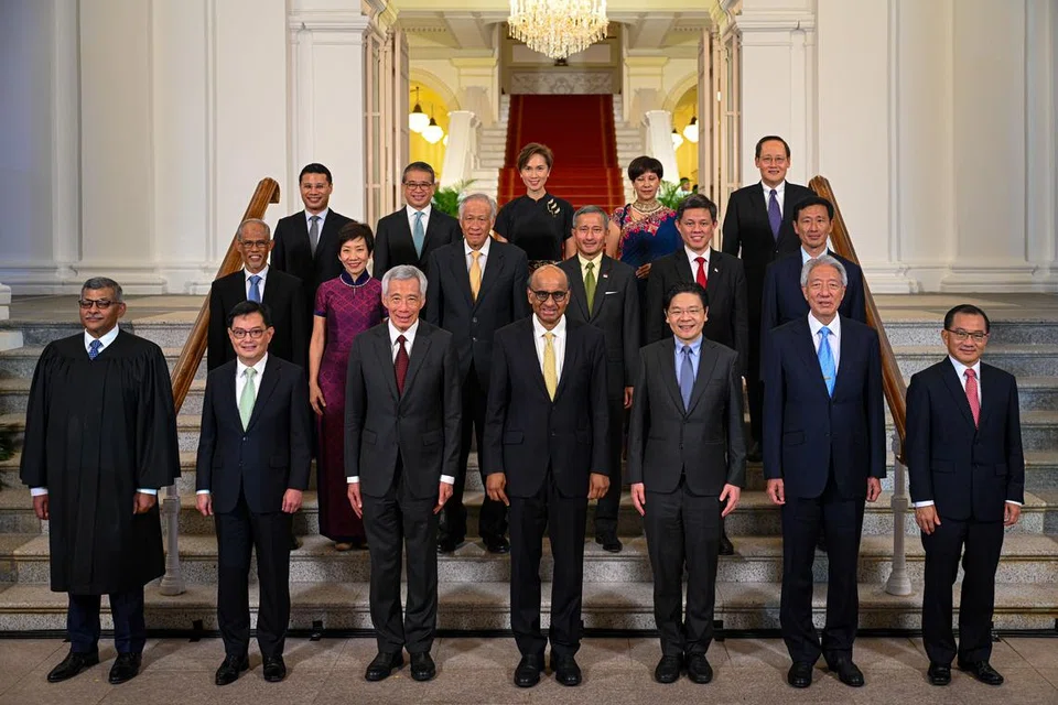 PRESIDEN DAN MENTERI KABINET: Presiden, Encik Tharman Shanmugaratnam (barisan depan, tengah), bergambar dengan Perdana Menteri, Encik Lee Hsien Loong (depan, tiga dari kiri) dan menteri-menteri Kabinet lain di bangunan Istana setelah upacara angkat sumpah pada malam Khamis. Turut ada dalam gambar ialah Ketua Hakim, Encik Sundaresh Menon (barisan depan, kiri).