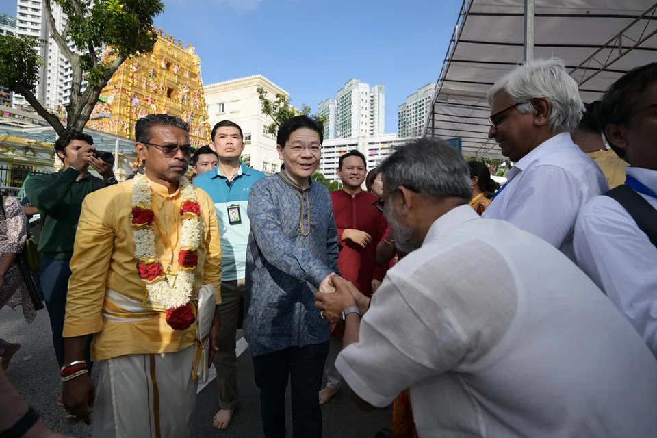 Perdana Menteri, Encik Lawrence Wong (tengah), bersama Anggota Parlimen GRC Marsiling-Yew Tee, Menteri Negara Kanan (Pertahanan merangkap Tenaga Manusia), Encik Zaqy Mohamad (baju merah), dan Cik Hany Soh, hadir dalam acara keagamaan Kuil Sri Siva-Krishna di 31, Marsiling Rise pada 9 Februari.