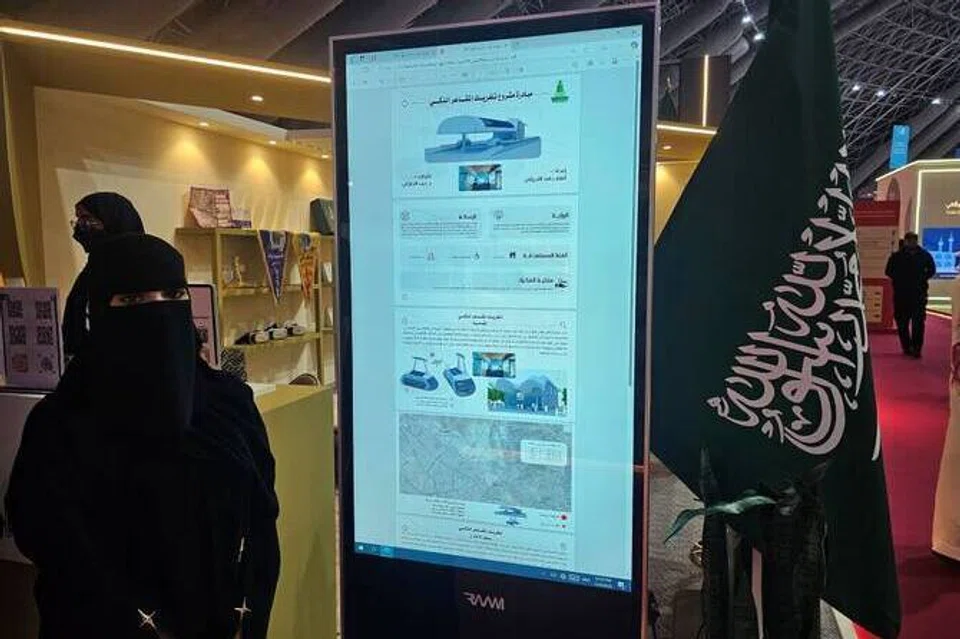 Anhar Hamid Al-Luhiani, seorang pelajar Universiti King Abdulaziz, membentangkan idea projek kereta kabel yang berpotensi meningkatkan keselamatan jemaah rentan.