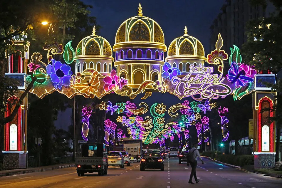 IMBAS KEMBALI: Hiasan lampu di Geylang Serai dan bazar Hari Raya tahun lalu. - Foto fail