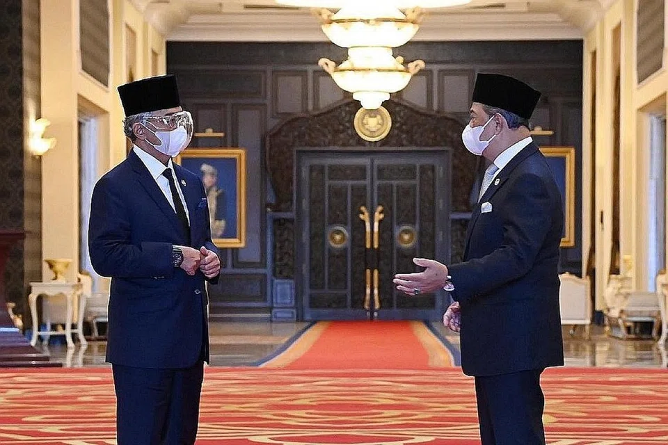 ANTARA ISTANA DAN KERAJAAN: Yang di-Pertuan Agong Al-Sultan Abdullah Ri'ayatuddin Al-Mustafa Billah Shah semasa mengadakan pertemuan dengan Perdana Menteri, Tan Sri Muhyiddin Yassin, pada 9 Jun lalu. - Foto FACEBOOK/ISTANANEGARA