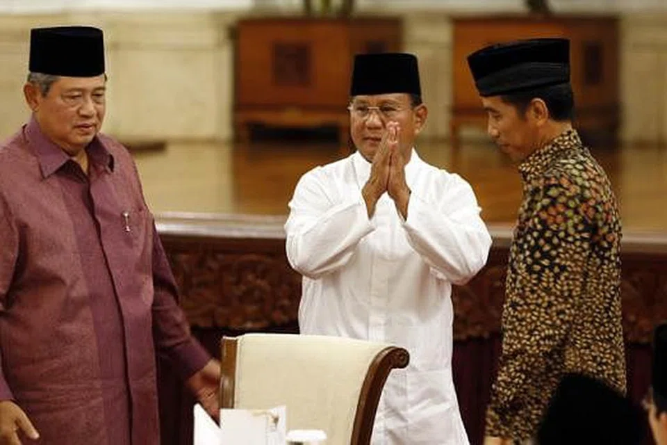 MINTA BERDAMAI: Presiden Susilo Bambang Yudhoyono (kiri) yang menganjurkan acara berbuka puasa di Istana Negara telah mengingatkan kedua-dua Encik Prabowo (tengah) dan Encik Jokowi (kanan) betapa penting pilihan raya Presiden itu dijalankan secara damai dan demokratik. - Foto REUTERS