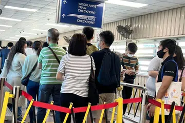 SIBUK KEMBALI: Beberapa penumpang kelihatan sedang menunggu giliran masuk ke Pusat Pemeriksaan Kereta Api Woodlands. - Foto BH oleh HAKIM YUSOF