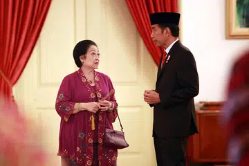 HUBUNGAN RETAK?: Presiden Indonesia, Encik Joko ‘Jokowi’ Widodo (kanan) sebelum ini bertanding di bawah Parti Demokrasi Indonesia Perjuangan (PDI-P) dengan restu pengerusi parti, Cik Megawati Sukarnoputri.