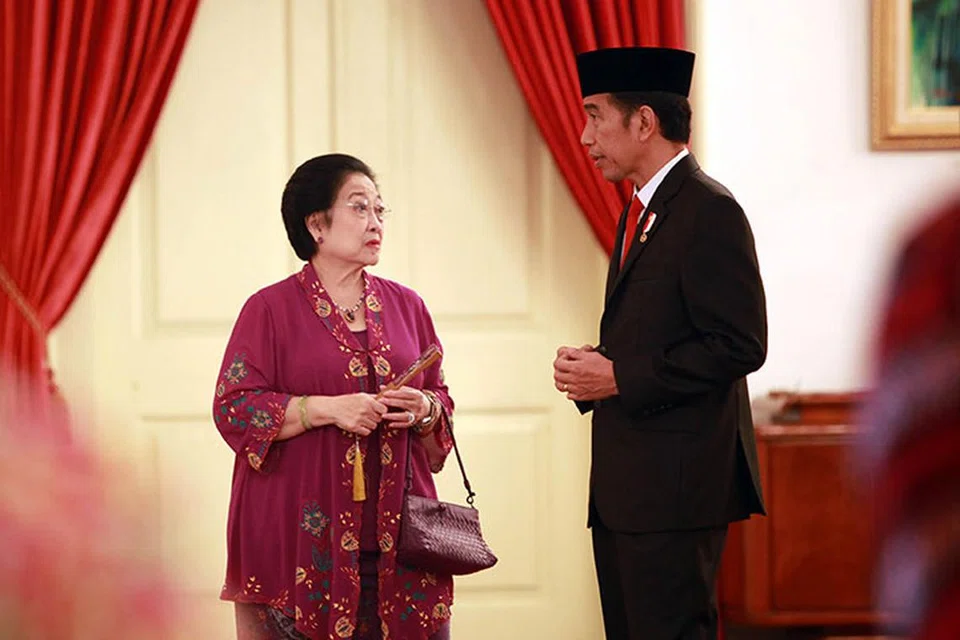HUBUNGAN RETAK?: Presiden Indonesia, Encik Joko ‘Jokowi’ Widodo (kanan) sebelum ini bertanding di bawah Parti Demokrasi Indonesia Perjuangan (PDI-P) dengan restu pengerusi parti, Cik Megawati Sukarnoputri.