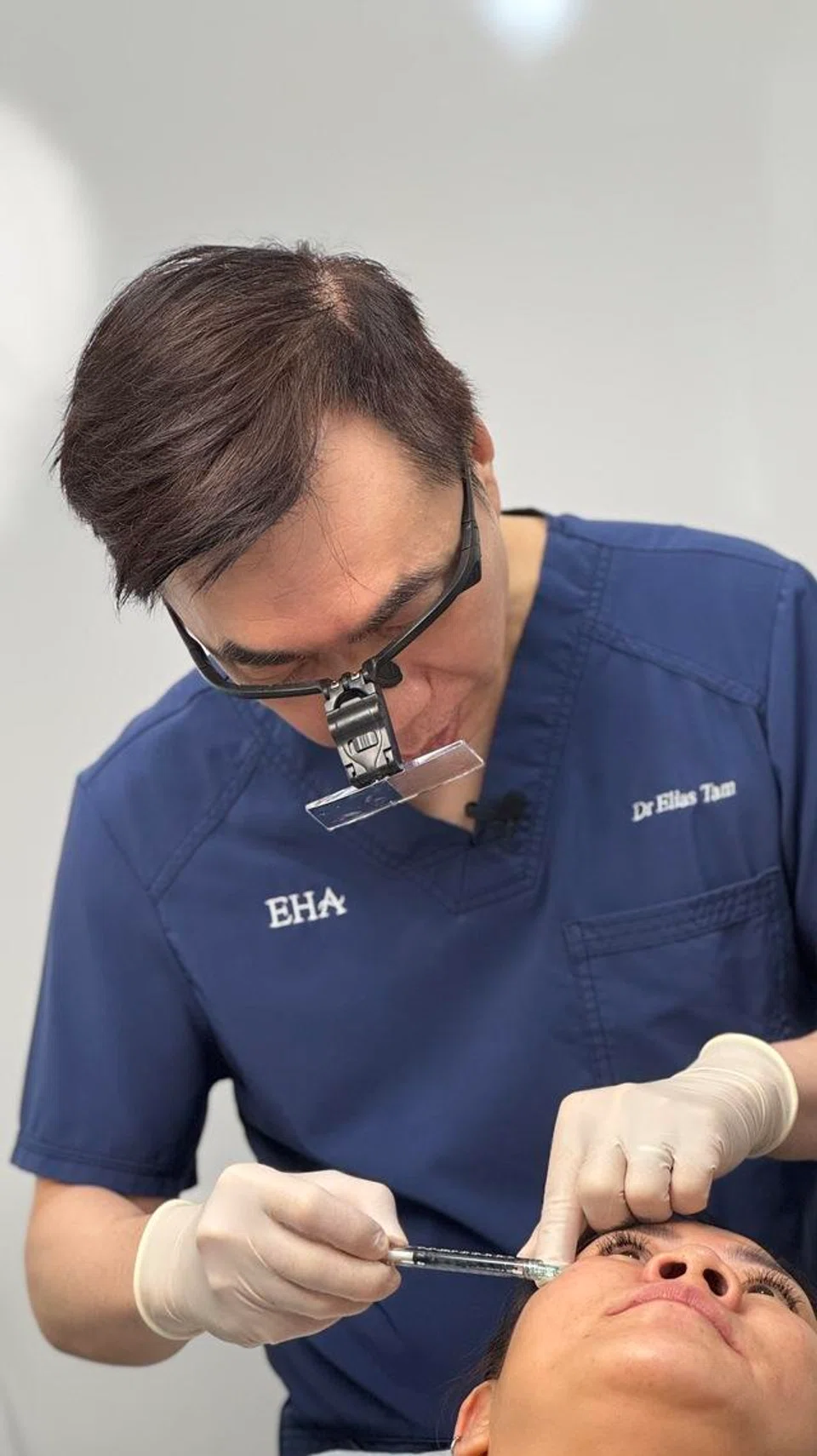 Pengasas dan pengarah perubatan di EHA Clinic, Dr Elias Tam menjalankan rawatan suntikan.