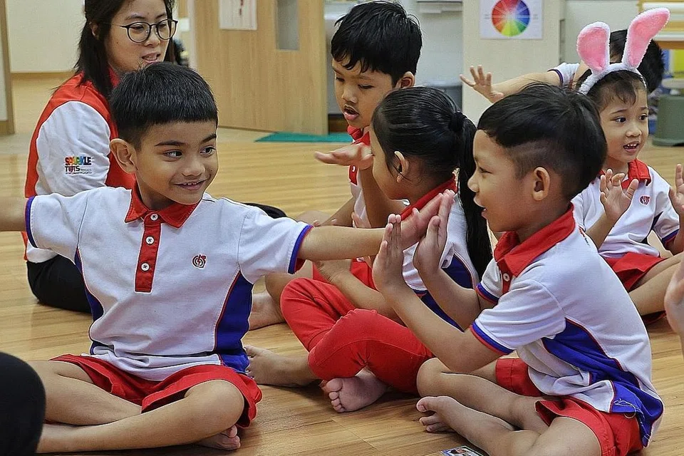 USAHA BERSAMA: Lebih sokongan dapat diberikan kepada ibu bapa dengan kanak-kanak kecil. - Foto fail