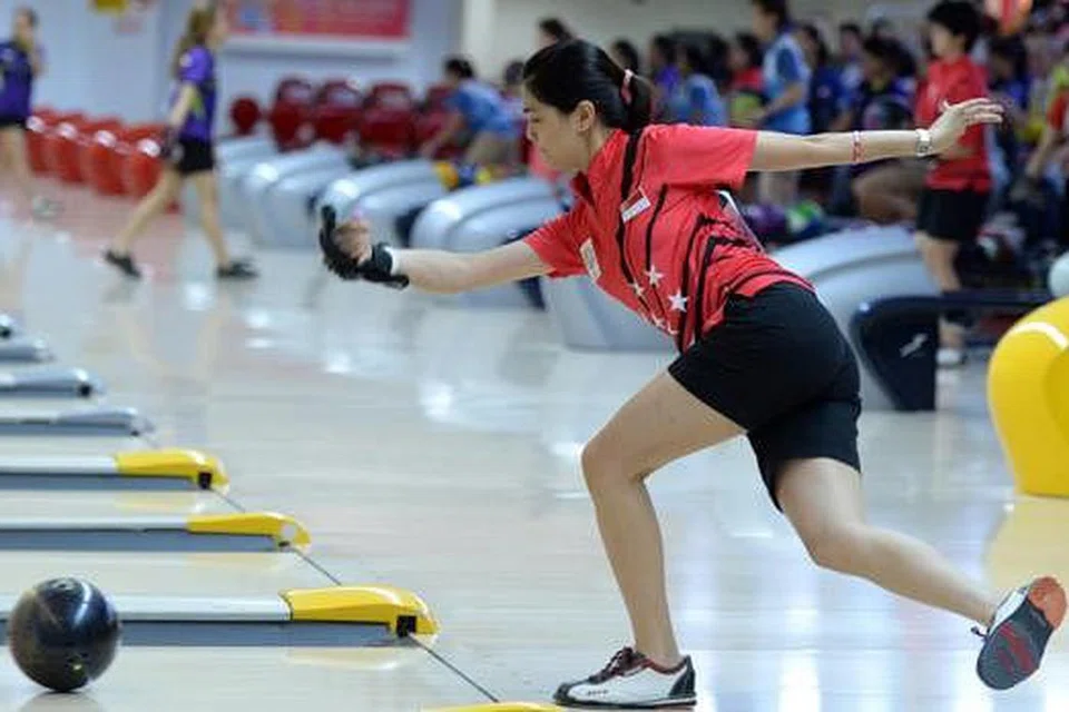 PEMAIN TERBAIK: Daphne Tan memenangi acara bowling perseorangan wanita selepas menjatuhkan 1,368 pin.