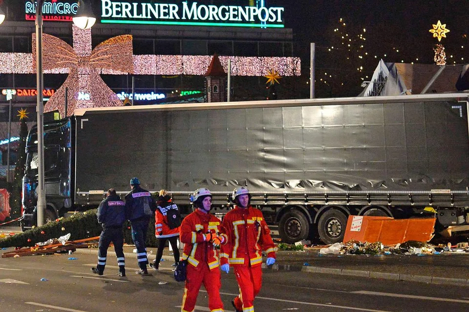 TRAK JADI SENJATA: Sekurang-kurangnya 12 orang mati dan 50 cedera dalam serangan oleh seorang lelaki yang merempuh trak yang dipandunya di bazar Krismas di Berlin pada 19 Disember tahun lalu. - Foto AFP