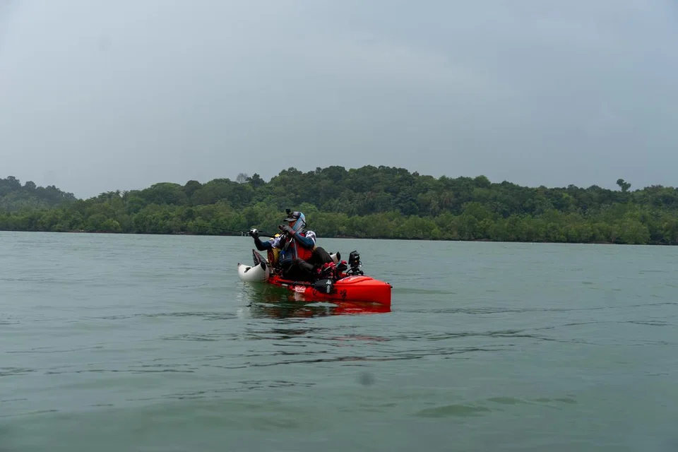 Encik Mohammad Nordin Kasmuri akan mengajar pelanggan ‘Fish On’ bagaimana memancing dengan  menggunakan kayak. 
