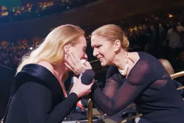 Tersentuh Adele (kiri) apabila idolanya, Celine Dion, hadir pada persembahannya di Teater Colosseum, Caesars Palace di Las Vegas pada 26 Oktober.