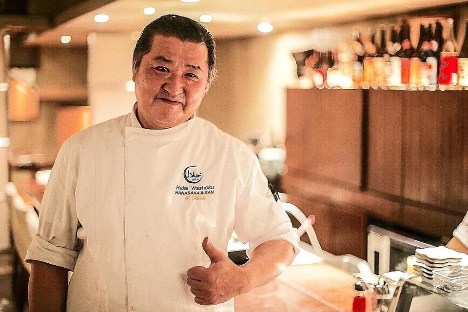 AGAR PELANGGAN TIDAK WAS-WAS: Seorang cef di sebuah restoran di Jepun memakai uniform dengan logo halal.