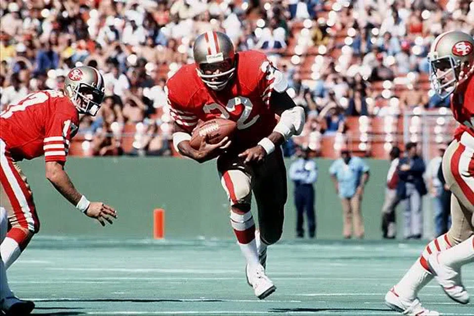 O.J. Simpson telah menjadi salah seorang pemain bola Amerika yang terkenal dan menikmati gaji paling tinggi.