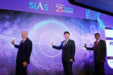 Dari kiri: Pengerusi Persatuan Pelabur Sekuriti Singapura (Sias), Encik Daniel Teo; Menteri Pengangkutan merangkap Menteri Kedua Kewangan, Encik Chee Hong Tat; dan Pengasas, Presiden & Ketua Pegawai Eksekutif Sias, Encik David Gerald.