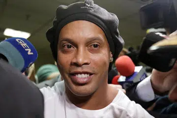 DITANGKAP: Ronaldinho dan abangnya ditahan beberapa jam setelah seorang hakim menolak usulan pendakwa raya bagi hukuman alternatif.