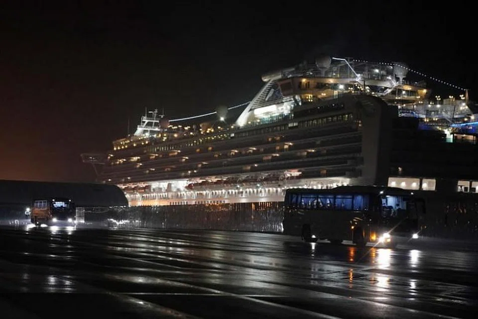 DIBAWA KELUAR: Bas yang membawa sekitar 400 warga Amerika Syarikat meninggalkan Terminal Kapal Persiaran Jeti Daikoku di Yokohama, Jepun pada 17 Februari 2020.