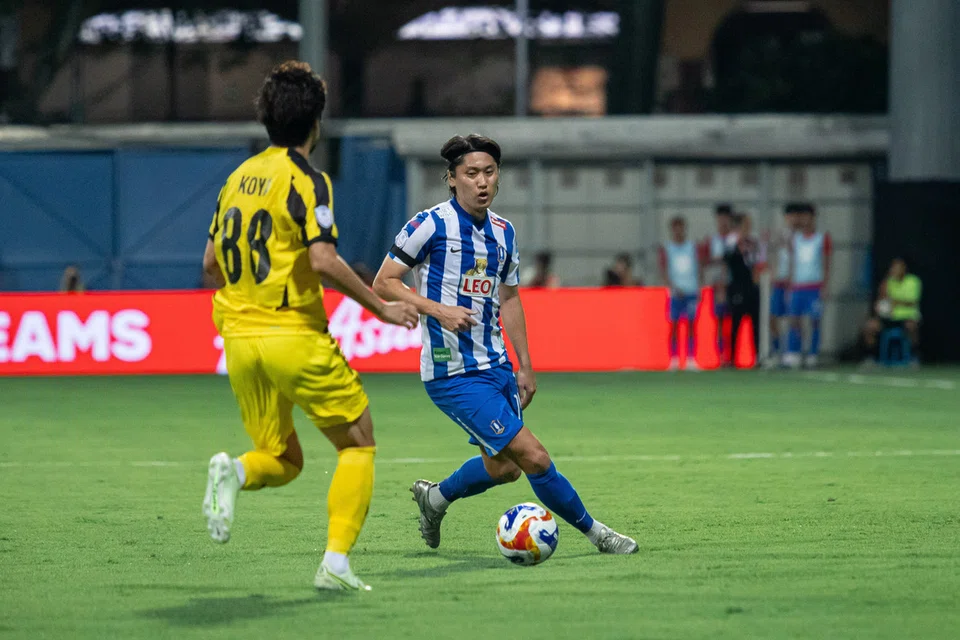 Bakat berasal dari Jepun, Tomoyuki Doi (kanan), membuka tirai gol untuk BG Pathum pada minit ketujuh. 