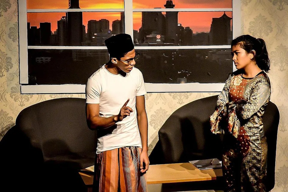 KESAN PERGADUHAN: Watak Mail berdepan dengan anaknya yang turut terjejas selepas si bapa bergaduh dengan Kassim di kedai kopi hanya kerana perkara kecil. - Foto ANWAR HADI RAMLI