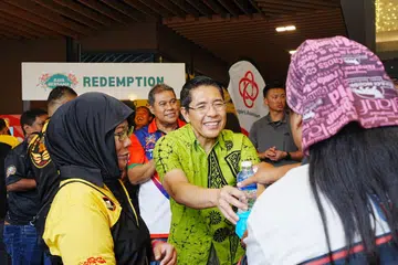 Menteri di Pejabat Perdana Menteri merangkap Menteri Kedua (Pendidikan dan Ehwal Luar), Dr Mohamad Maliki Osman, turut serta dalam acara pengagihan bubur di Wisma Geylang Serai pada 9 Mac 2025. 