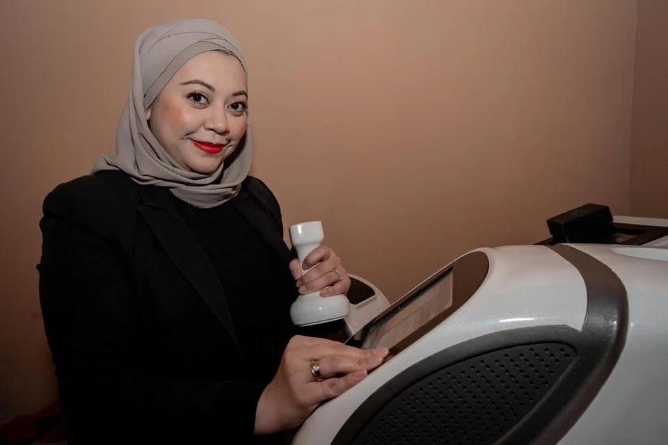 Cik Noora Suhailis antara lain melabur dalam beberapa mesin berteknologi tinggi seperti, Mesin Slim Focusonic, yang dikatakan dapat memecahkan lemak degil dan menegangkan kulit geleber dengan berkesan.