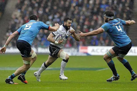 MANA NAK 'LOLOS': Pemain Scotland Alex Dunbar (tengah) diadang dua pemain Italy, George Fabio Biagi (kiri) dan Marco Fuser, dalam pertemuan Enam Negara baru-baru ini. Kededua pasukan itu akan beraksi lagi di Stadium Negara dalam satu perlawanan ujian pada 10 Jun ini. - Foto AFP