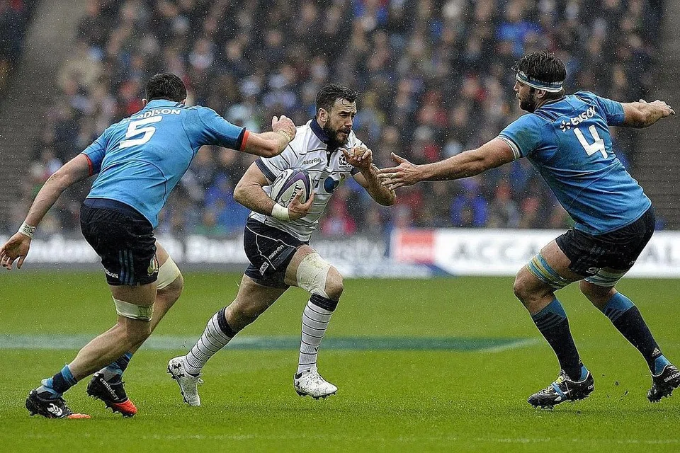 MANA NAK 'LOLOS': Pemain Scotland Alex Dunbar (tengah) diadang dua pemain Italy, George Fabio Biagi (kiri) dan Marco Fuser, dalam pertemuan Enam Negara baru-baru ini. Kededua pasukan itu akan beraksi lagi di Stadium Negara dalam satu perlawanan ujian pada 10 Jun ini. - Foto AFP
