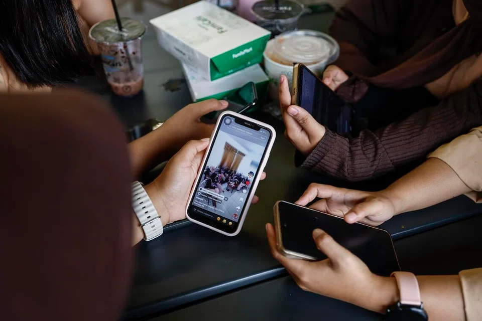 Indonesia mula menguatkuasakan larangan media sosial terhadap  pengguna di bawah umur 16 tahun pada 28 Mac 2026.