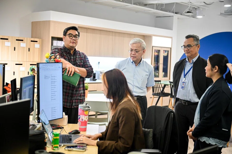 Bakal Ketua Pegawai Eksekutif (CEO) SPH Media, Encik Chan Yeng Kit (berdiri dua dari kiri) diberi penerangan tentang usaha transformasi digital Berita Harian. Beliau bersama Editor BH/BM, Encik Nazry Mokhtar (dua dari kanan); Editor Berita, Encik Nazri Hadi Saparin (kiri); dan Penolong Editor Berita (Media Sosial), Cik Ervina Mohd Jamil serta Penerbit Media Sosial, Cik Amira Syaheera Azlan (duduk). Ini termasuk penggunaan teknologi dan inovasi baru seperti analitik data dan pendekatan media sosial yang diterapkan demi mengembangkan liputan berita kepada pelbagai lapisan masyarakat, terutama golongan muda. Selain meningau pejabat baru BH buat kali pertama, Encik Chan juga berinteraksi dengan beberapa kakitangan BH. Mulai 15 Julai 2024, Encik Chan akan mengambil alih sebagai CEO SPH Media daripada Cik Teo Lay Lim, yang bakal bersara. Encik Chan sebelum ini menerajui pelbagai kementerian seperti Kesihatan; Pertahanan; serta Penerangan, Perhubungan dan Kesenian. Dalam pelbagai peranan yang diterajuinya, beliau memimpin pertubuhannya meniti cabaran yang timbul ekoran gangguan digital dan perubahan perilaku.