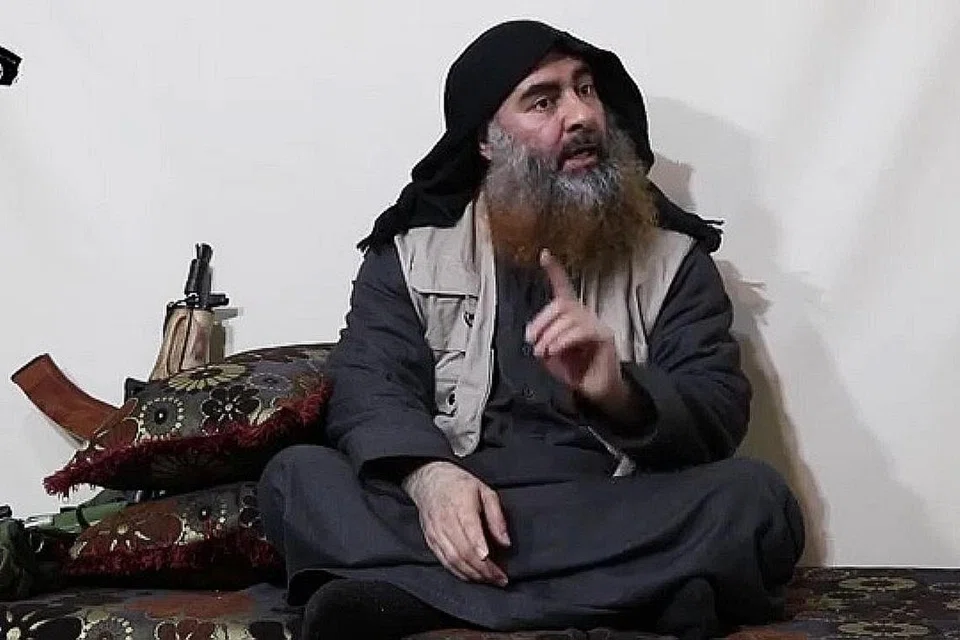 SAKI-BAKI OPERASI: Gambar dari udara ini menunjukkan kawasan yang menjadi sasaran bedilan helikopter tentera elit Amerika dalam operasinya semasa memburu ketua ISIS, Abu Bakr al-Baghdadi, di perkampungan Barisha di wilayah Idlib, Syria. Operasi itu dilaporkan menyasarkan "anggota ISIS" di sebuah rumah dan kereta. Berita kematian Bahgdadi (gambar atas) - yang dianggap sebagai "pengganas paling dikehendaki di dunia" - telah disahkan oleh Presiden Amerika Donald Trump dalam taklimatnya pada Ahad lalu. - Foto AFP