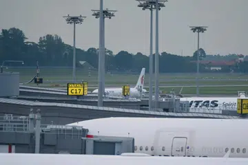 DITUTUP: Pendaratan cemas pesawat Air China menyebabkan salah satu landasan di Lapangan Terbang Changi ditutup hampir tiga jam.